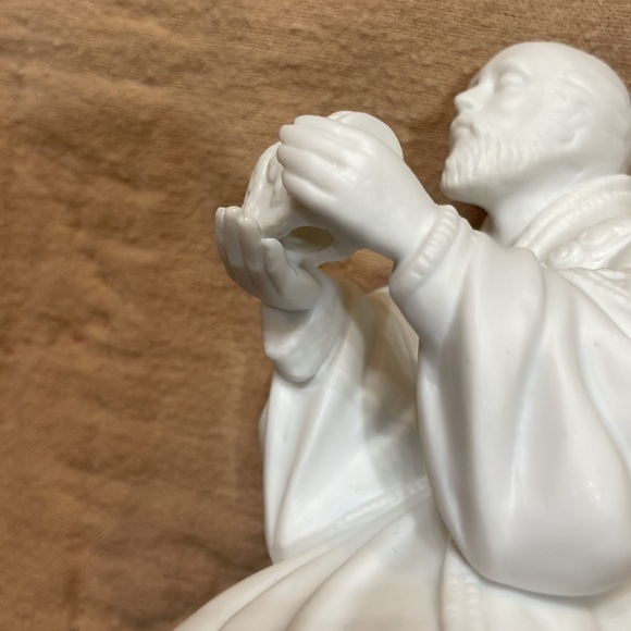 Avon Nativity Collectibles The Magi  Porcelain Figurine. Excellent Condition. - Picture 9 of 13